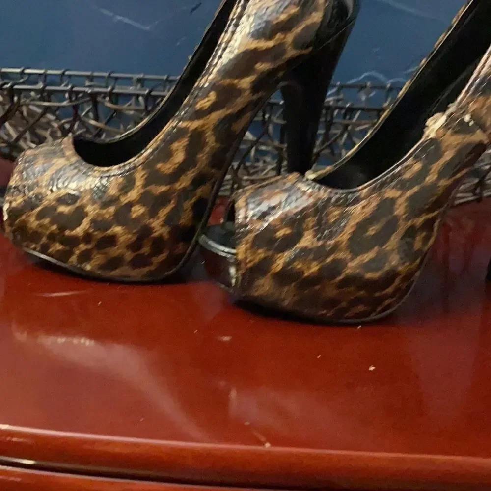 🎁🎁Paprika platform leopard print and black leather.